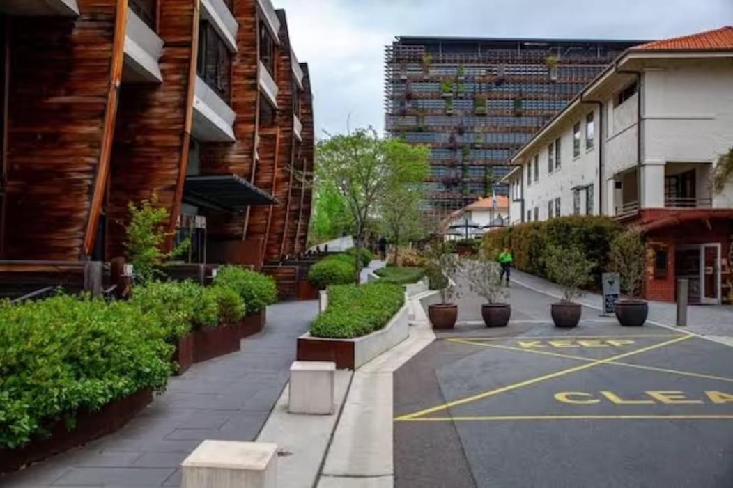 Nishi Holiday Apartments Canberra Buitenkant foto